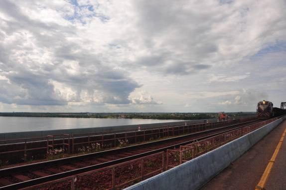 Trem atravessa a ponte sobre o Rio Tocantins, em Marabá - PA